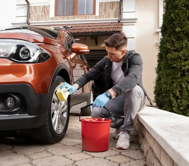 Lavage auto à domicile Pélussin : professionnel intervenant sur un véhicule